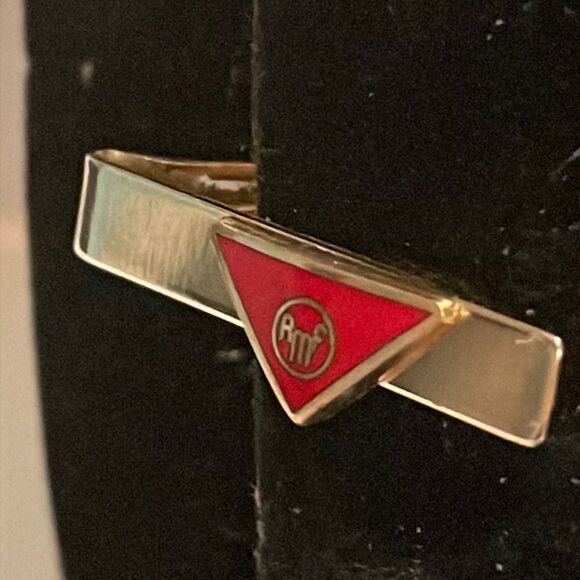 Vintage-1960s-1.25” x 0.25” AMF Magic Triangle gold tone/red enamel tie clip/bar - Picture 6 of 11